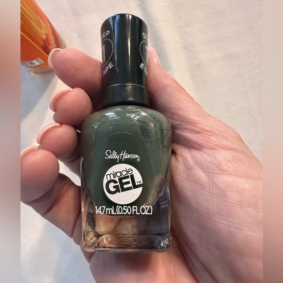 Bath & Body Works Calypso Clementine Fine Mist & Sally Hanson Leaf Me Be Polish - Picture 4 of 6